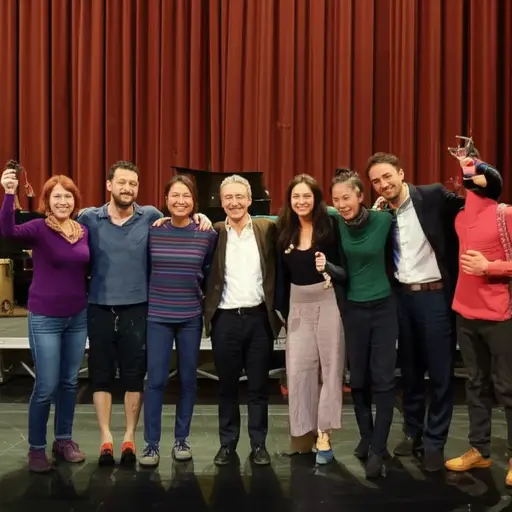 最后一场演出后，导演为全体演员举办了一个派对。