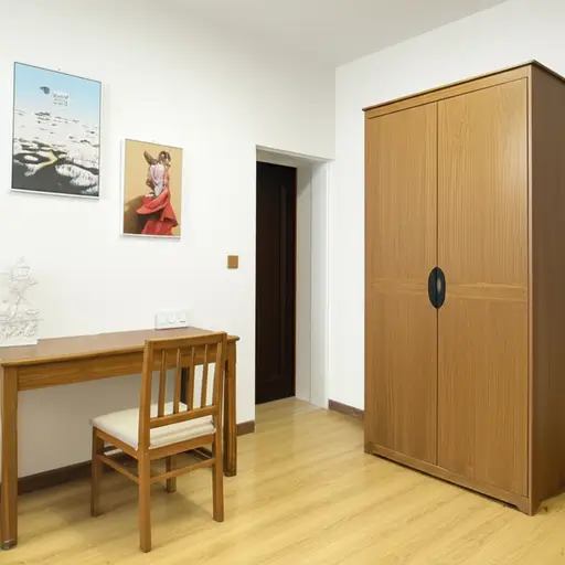 右边有一个衣柜和一张带椅子的桌子。