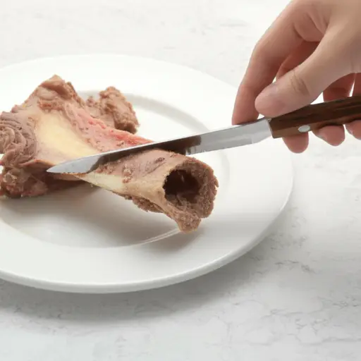 骨头上还有很多肉——要我帮你切一些下来吗？