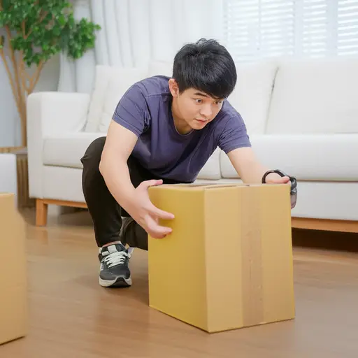 他把盒子拉向自己。