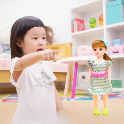 看！我的新娃娃会走路。