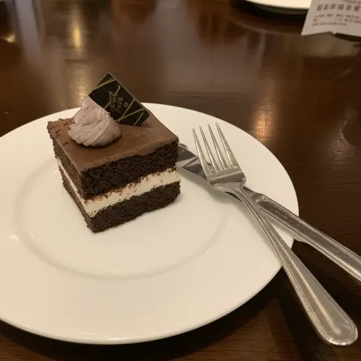 晚餐后我们吃了巧克力蛋糕当甜点。