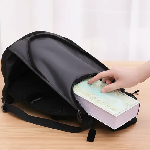 请把书放进书包里。