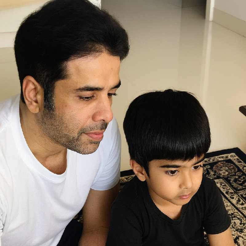 他的黑发遗传自他的父亲。