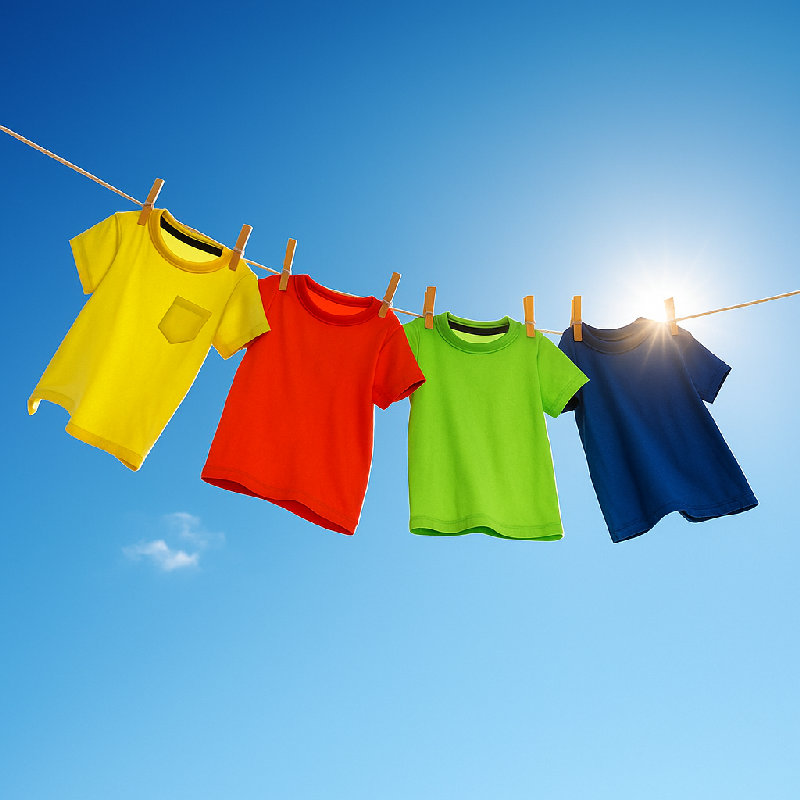 她让衣服自然晾干。