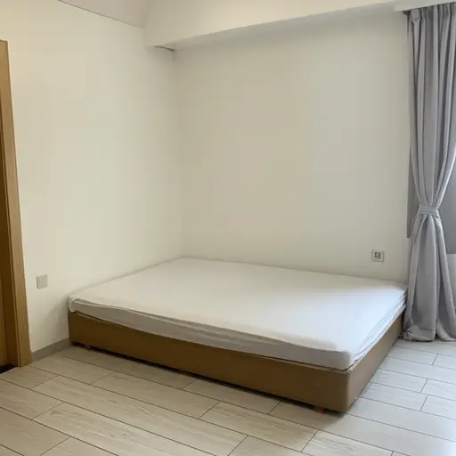 我们把床靠墙放了。