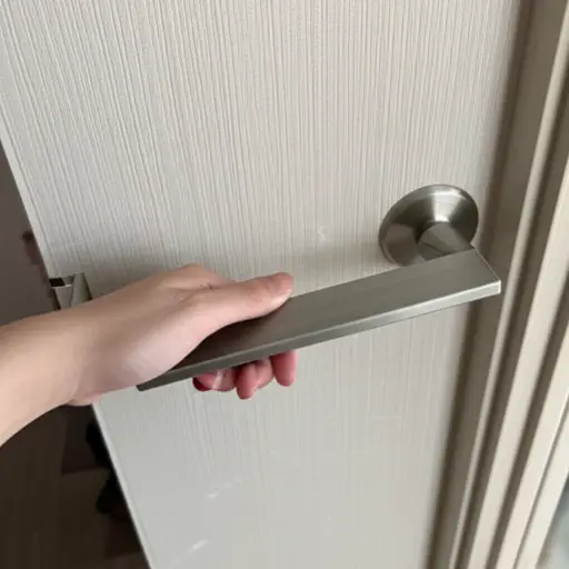 他试了试门把手，但它是坏的。