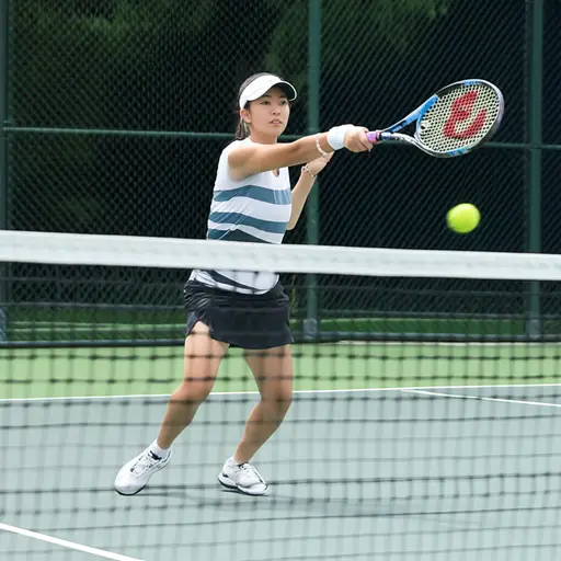 她网球打得很好。