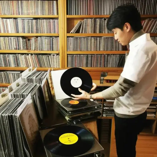 我哥哥收藏了大量的老唱片。