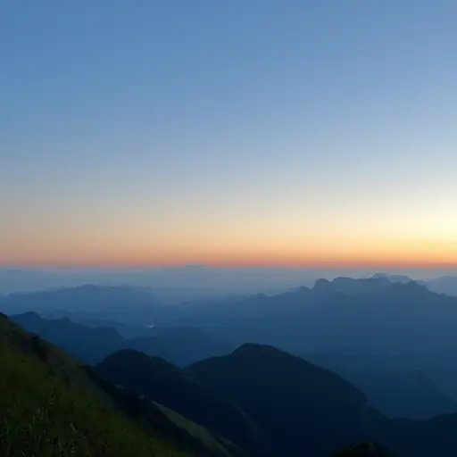 在遥远的天际，我们看到了群山的身影。
