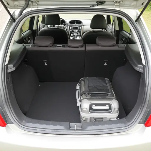 汽车后部没有多少空间。