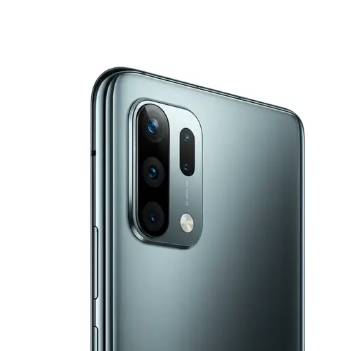 这款手机的最新型号有一个更好的摄像头。