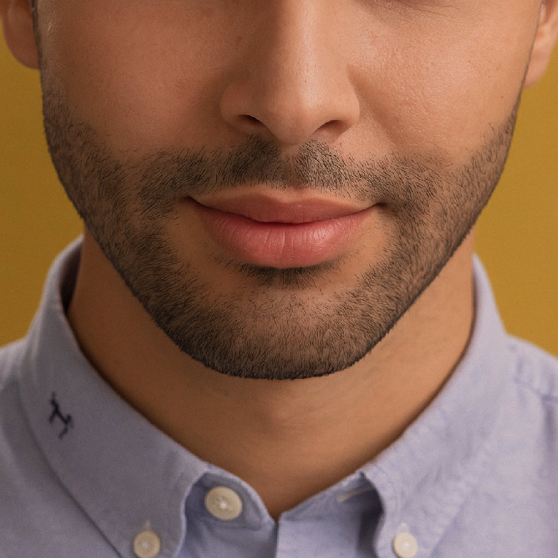 他脸上有胡茬。