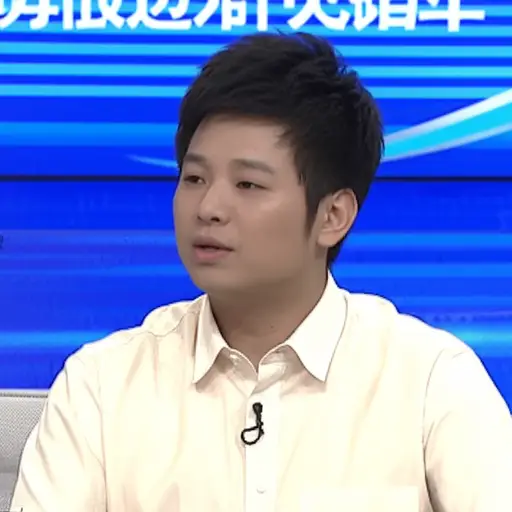 在最近的一次电视采访中，他讨论了他的新电影。