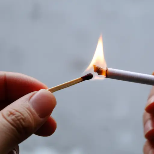 他用一根火柴点燃了一支香烟。