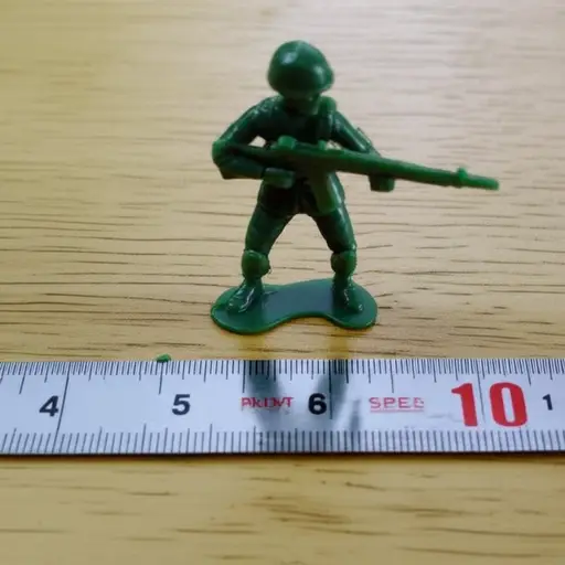 那个玩具士兵只有一英寸高。