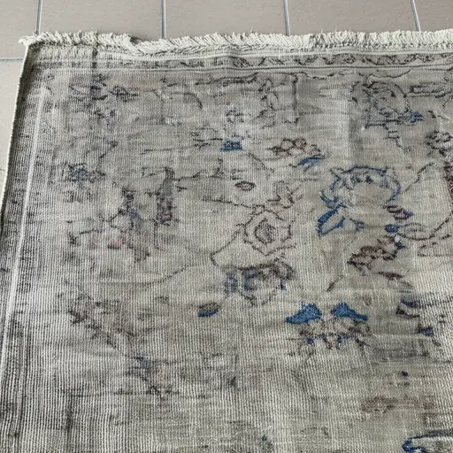 这块地毯很旧，图案也很独特。