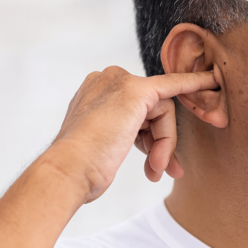 他耳朵痒的时候喜欢抠耳朵。