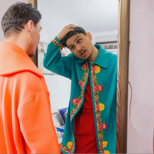 穿着这件衣服让我感觉有点傻。