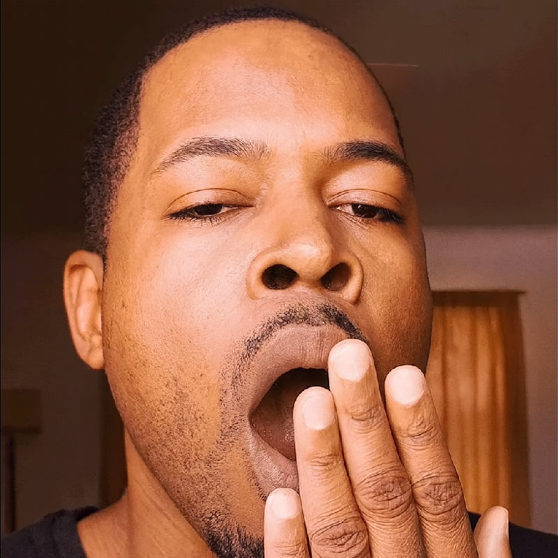 他在电影过程中大声打哈欠。