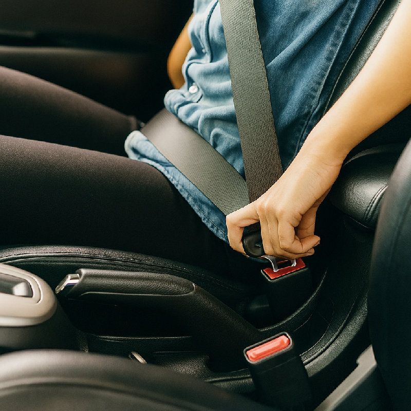 汽车启动前要系好安全带。