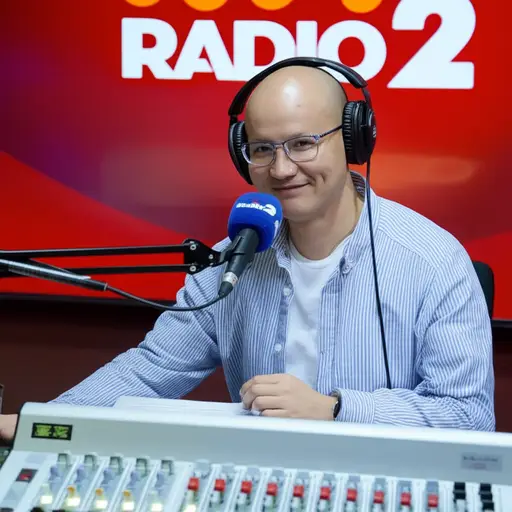 他是Radio 2电台的音乐节目主持人。