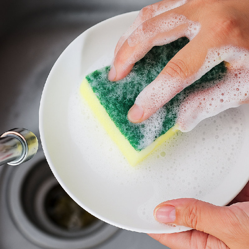 她使用洗涤剂洗碗。