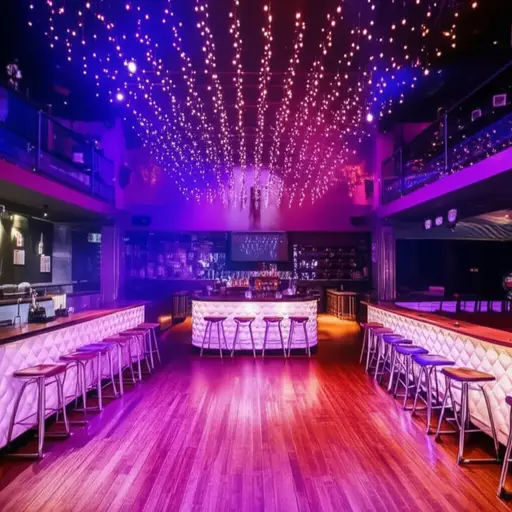 这个俱乐部有一个很大的舞池。