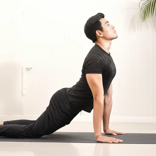 作为一个初学者，他先从简单的瑜伽动作开始练习。