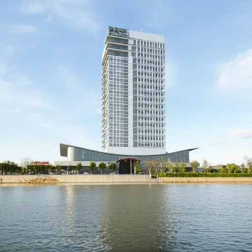 酒店位于河岸上。