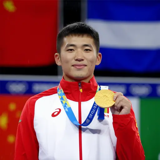 奥运冠军会赢得一枚金牌。