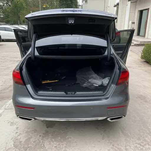 我正在把我的渔具放进汽车的后备箱。