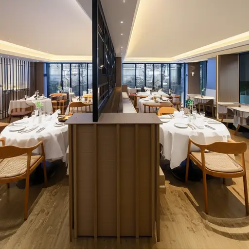 这家新餐厅提供不同档次的用餐体验。