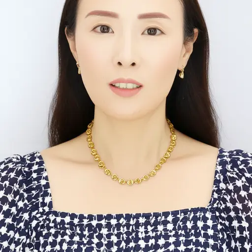 我妈妈有一条金色的项链。