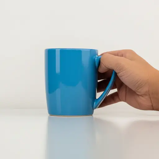 请把那个蓝色的马克杯递给我。