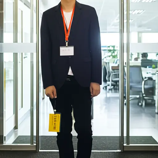 他最初是以临时方式被雇佣的。