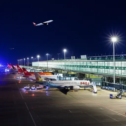 如果你愿意夜间飞行，就能买到便宜得多的机票。