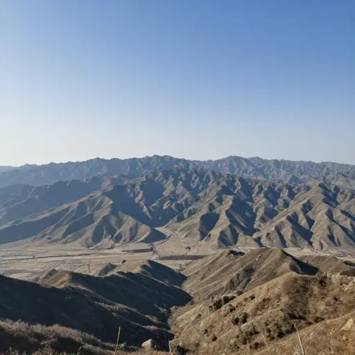 该国的两个主要区域被一条巨大的山脉分隔开来。