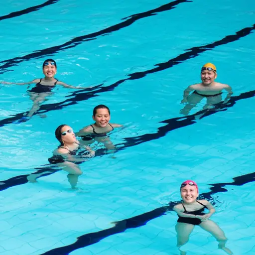 比赛结束后，运动员们在游泳池里放松。