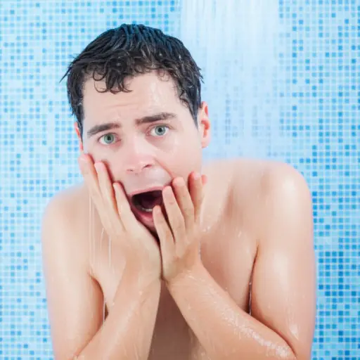 感觉就像有人把冷水倒在了我的背上。