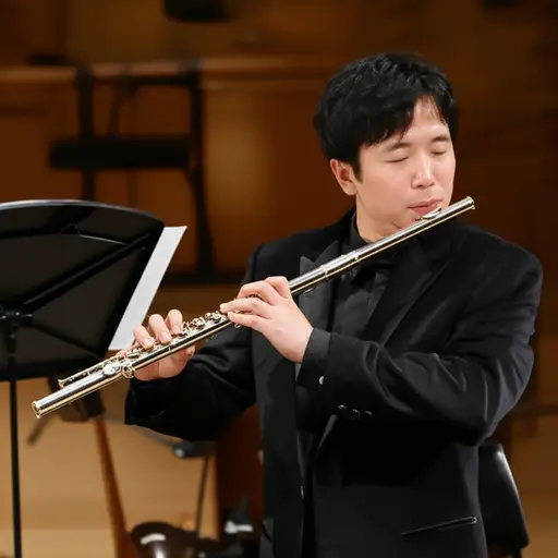 我喜欢这首乐曲中长笛优美的声音。