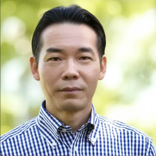 他看起来大约四十岁。