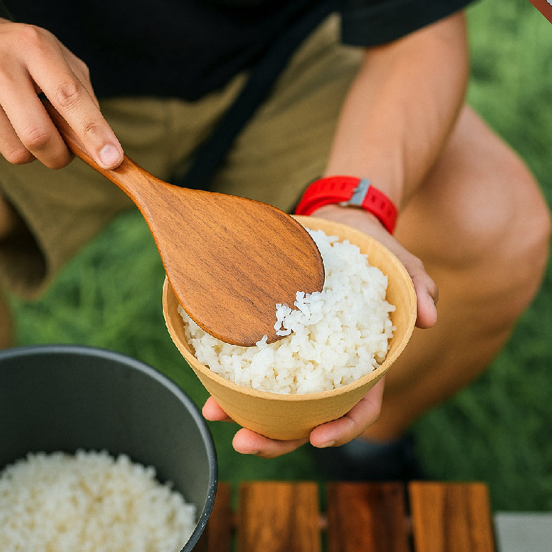 他用饭铲给自己盛了饭。