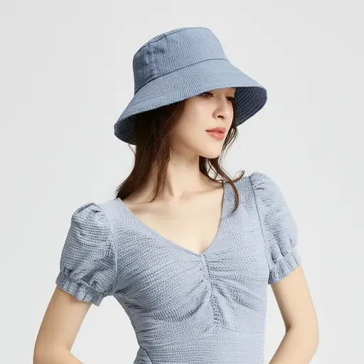 她戴了一顶淡蓝色的帽子。