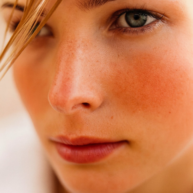 她的脸颊红扑扑的。