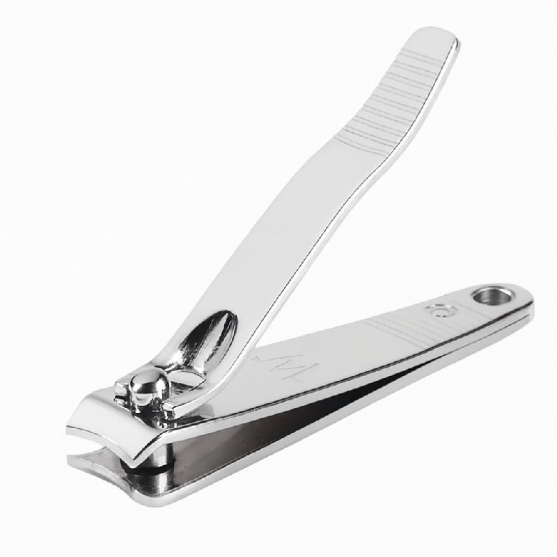 他用指甲钳修剪脚趾甲。