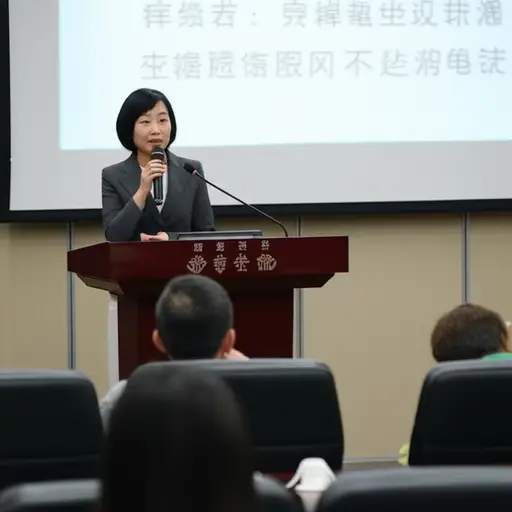 她为会议录制了几段她的演讲。