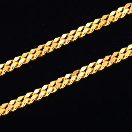 这条项链是由纯金制成的。