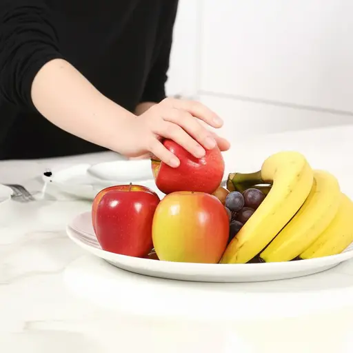 如果你饿了，那就吃点水果吧。