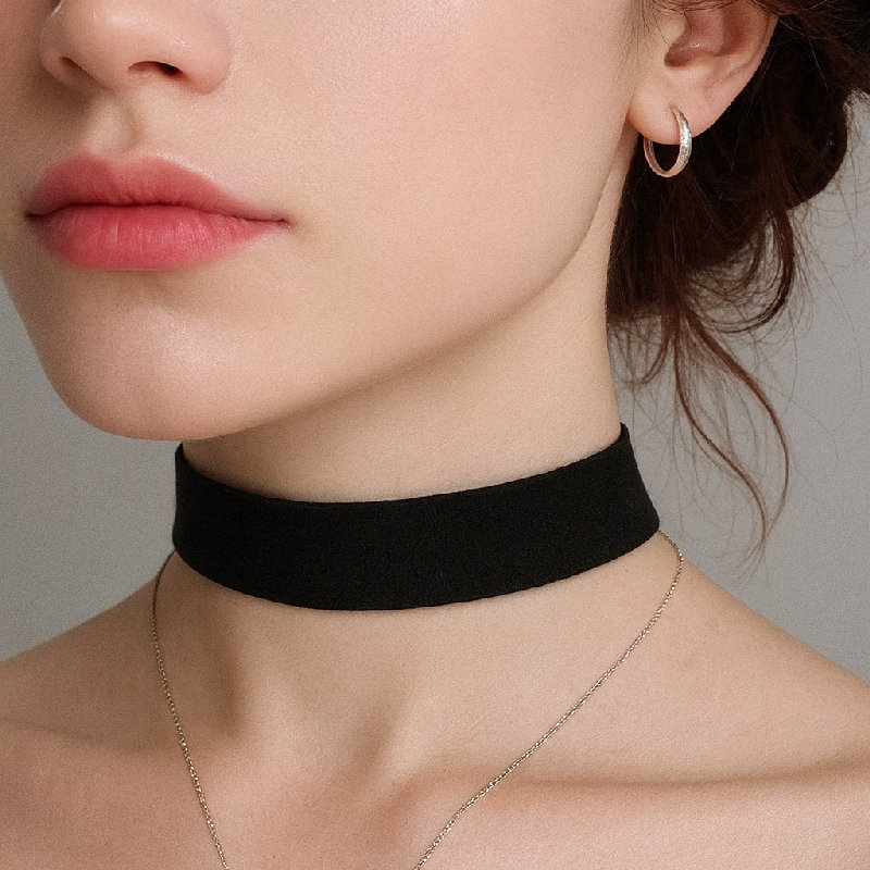 她戴了一条黑色的颈圈。